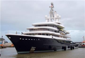 Die Superyacht "Luna" in einem Hafen. Die Megayacht Luna steht wohl zum Verkauf.