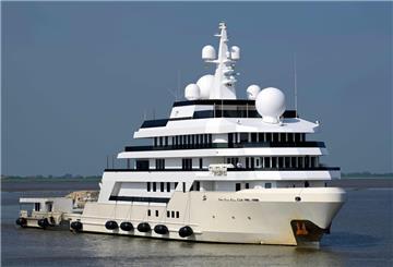 Die Megayacht „Voyager“ wurde inzwischen im Trockendock VI von Bredo Dry Docks am Südende vom Kaiserhafen III trocken gestellt.