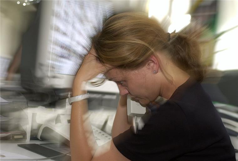Land Bremen: Stress und Arbeitsdruck haben zugenommen Die Mehrheit der Beschäftigten im Land Bremen klagt über Stress und zunehmenden Arbeitsdruck. Viele gehen auch krank zur Arbeit aus Angst vor Fehlzeiten.