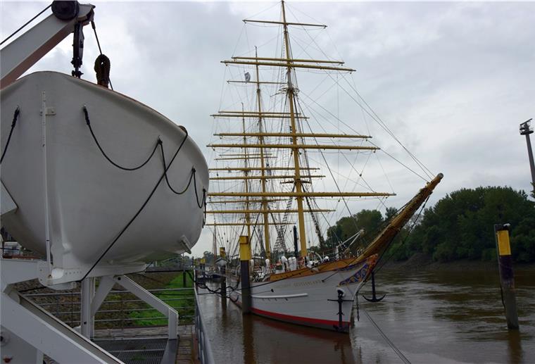 Die Mehrheit der inzwischen 50 Mitglieder, die schriftlich Stellung bezogen hat, spricht sich für einen Umzug der „Schulschiff Deutschland“ nach Bremerhaven aus.