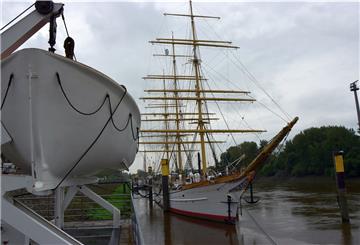 Die Mehrheit der inzwischen 50 Mitglieder, die schriftlich Stellung bezogen hat, spricht sich für einen Umzug der „Schulschiff Deutschland“ nach Bremerhaven aus.