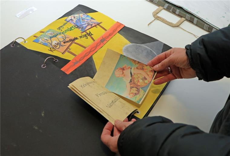 Zeven: Schüler des St.-Viti-Gymnasiums packen Kunst in Bücher Die mehrseitigen Kunstbücher im DIN A3-Format haben ganz unterschiedliche Themen und sind von den Künstlerinnen des St.-Viti-Gymnasiums in Zeven mit nur wenigen Vorgaben ganz individuell gestaltet worden.