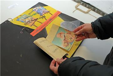 Die mehrseitigen Kunstbücher im DIN A3-Format haben ganz unterschiedliche Themen und sind von den Künstlerinnen des Gymnasiums mit nur wenigen Vorgaben ganz individuell gestaltet worden.