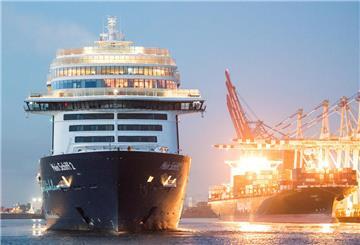 Die Mein Schiff 2 fährt in den Hafen von Bremerhaven ein. Wir zeigen die Routen für 2025. 