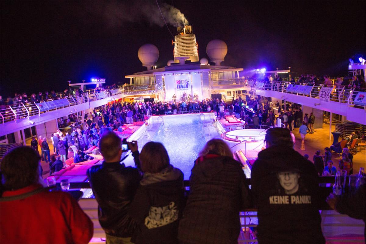 Die  "Mein Schiff 3" kommt nach Bremerhaven. Auf dem Kreuzfahrtriesen hat schon Udo Lindenberg ein Konzert gegeben.

 