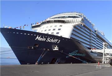 Die Mein Schiff 3 liegt in Bremerhaven vor Anker.