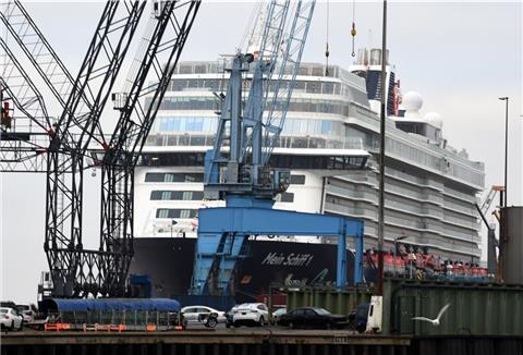 Die „Mein Schiff1“ am Kreuzfahrtterminal.