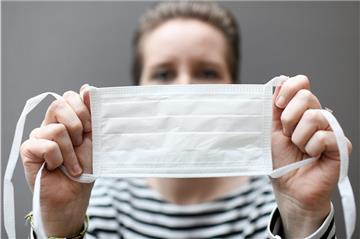 Die meisten Apotheken verkaufen lediglich einfache Mundschutz-Masken, wie sie beispielsweise bei Operationen oder von Zahnärzten verwendet werden.