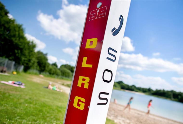 Eine Notrufsäule der DLRG steht an einem Badesee im Ortsteil Veenhusen.