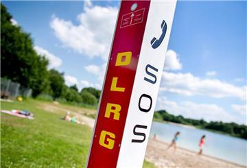Eine Notrufsäule der DLRG steht an einem Badesee im Ortsteil Veenhusen.