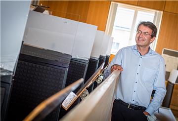 Die meisten der zehn neuen Spuckschutz-Trennwände für die Bläser sind noch verpackt. Generalmusikdirektor Marc Niemann begutachtet sie im Proberaum des Philharmonischen Orchesters.
