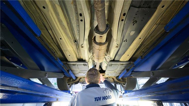 Warnstreiks beim Tüv könnten Autobesitzer treffen Die meisten Menschen haben mit dem TÜV vor allem bei der Hauptuntersuchung von Fahrzeugen zu tun. (Archivbild)