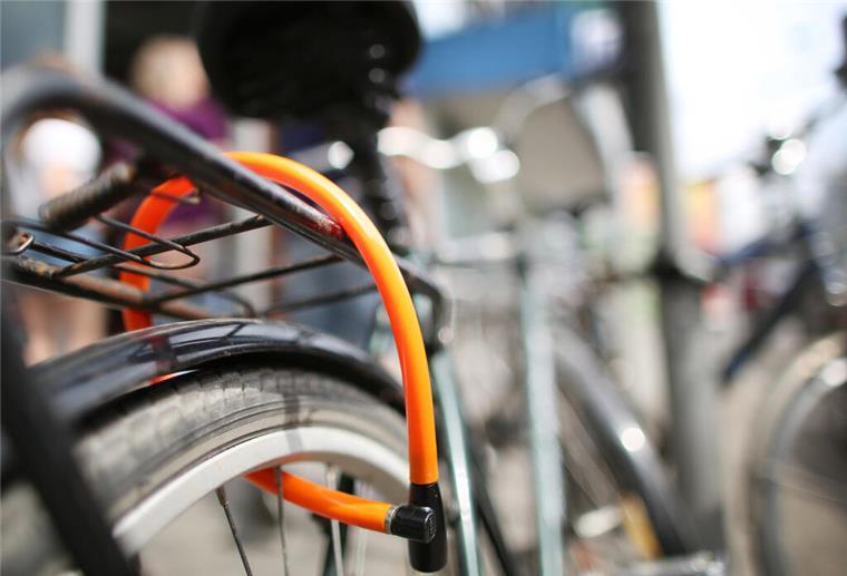 Ein Fahrradschloss an einem Fahrrad. 