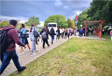 Die meisten nutzen überfüllte Busse, um in die Schule zu kommen. Nun erwägt der Landkreis Cuxhaven, ob zusätzlich Reisebusse eingesetzt werden können.