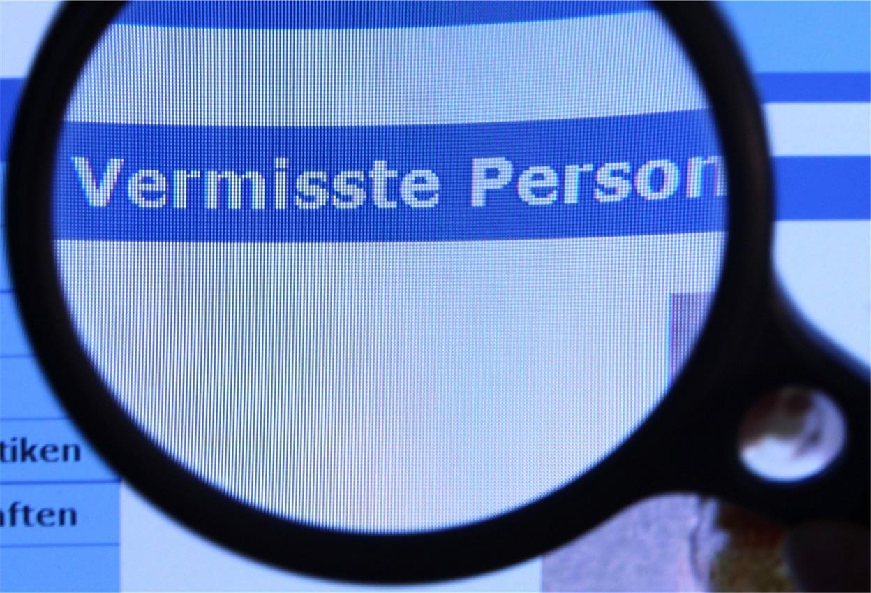 Eine Lupe vergrößert die Wörter "Vermisste Person".