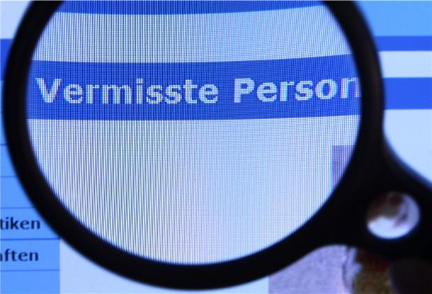 Eine Lupe vergrößert die Wörter "Vermisste Person".