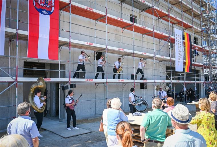 Auswandererhaus feiert Richtfest für den Neubau Die Men in Blech aus Hamburg sorgten für Big-Band-Sound beim Richtfest.
