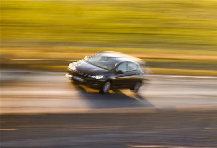 Steigende Spritpreise bremsen Autofahrer in Deutschland nicht Ein Auto fährt über die Bundesstraße B6 in der Region Hannover.