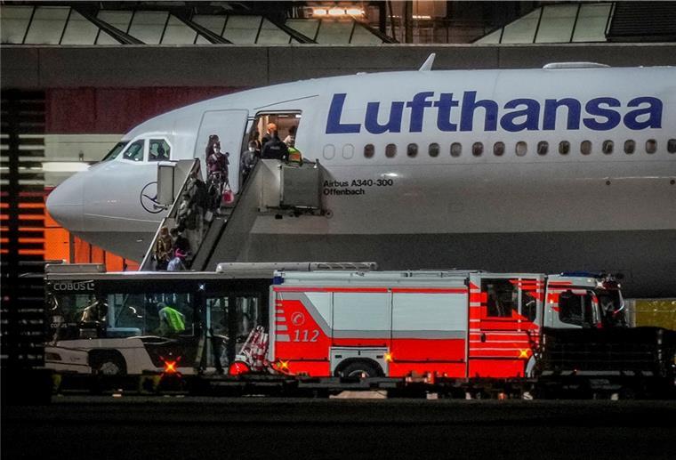 Afghanistan: Evakuierte in Deutschland gelandet Die Menschen steigen aus dem Flugzeug der Lufthansa aus, das am Flughafen Frankfurt gelandet ist.