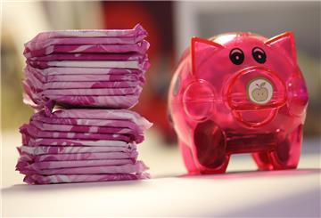Die Menstruation ist mitunter nicht nur beschwerlich, sie kostet auch Geld. Gerade für junge Mädchen kann dies ein Problem sein. Nachwuchspolitiker fordern deshalb kostenfreie Menstruationsartikel an Schulen.