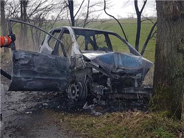 Die Mercedes A-Klasse einer Frau aus Overwarfe brannte bei dem Unfall komplett aus.