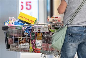  Eine Person steht neben einem gefüllten Einkaufswagen. Die Merz-Regierung plant, eine jahrelange Supermarkt-Pflicht abzuschaffen.Von der Änderung sind Millionen Kunden betroffen.
