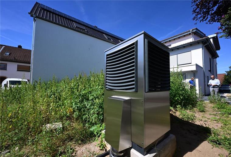 Merz-Regierung will radikale Reform des Heizungsgesetzes - doch es gibt ein Problem Vor einem neu gebauten Wohngebäude ist im Garten eine Wärmepumpe zum Heizen des Gebäudes in Betrieb.