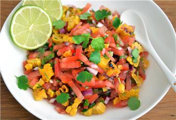 Die mexikanische Salsa mit Tomaten, Zwiebeln, Chili, Mais, frischem Koriander, Knoblauch, Cumin und Limettensaft heißt «Pico de Gallo» (Hahnenschnabel).