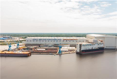 Die Meyer-Werft, das größte deutsche Schiffbauunternehmen, steckt wegen des Stillstands der Kreuzfahrtbranche in der Krise. Geschäftsführung, Betriebsrat und IG Metall konnten sich nun auf einen begrenzten Stellenabbau einigen. Betriebsratschef Nico Bloem spricht von einem „akzeptablen Kompromiss“.