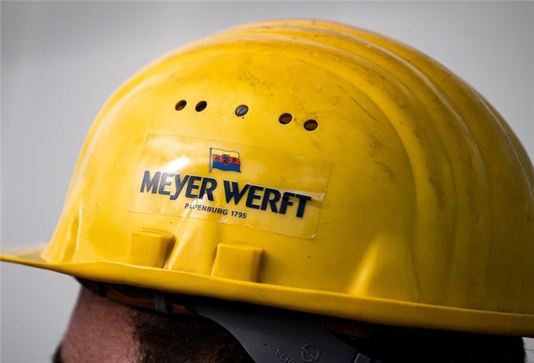 Helm mit der Aufschrift "Meyer Werft"