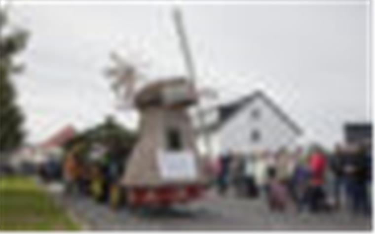 Die Midlumer scheuten weder Kosten noch Mühe: Sogar ihre Mühle hatten sie mitgebracht.