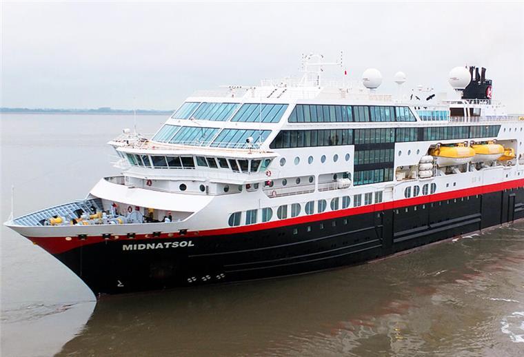 Kreuzfahrtschiff „Midnatsol“ von Hurtigruten auf dem Wasser, frontal seitlich aufgenommen.