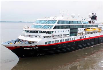 Kreuzfahrtschiff „Midnatsol“ von Hurtigruten auf dem Wasser, frontal seitlich aufgenommen.
