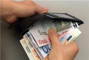 Ein Mann verstaut einige Euro-Geldscheine in seiner Geldbörse. Miete kaum bezahlbar? Wohngeld kann Haushalte deutlich entlasten. 