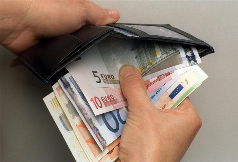 330 Euro Zuschuss pro Monat! Dieser Antrag lohnt sich richtig Ein Mann verstaut einige Euro-Geldscheine in seiner Geldbörse. Miete kaum bezahlbar? Wohngeld kann Haushalte deutlich entlasten.
