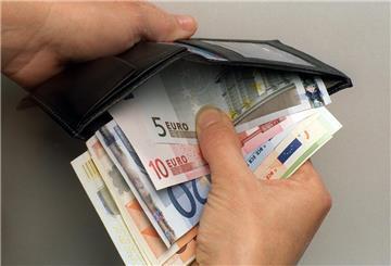 Ein Mann verstaut einige Euro-Geldscheine in seiner Geldbörse. Miete kaum bezahlbar? Wohngeld kann Haushalte deutlich entlasten. 