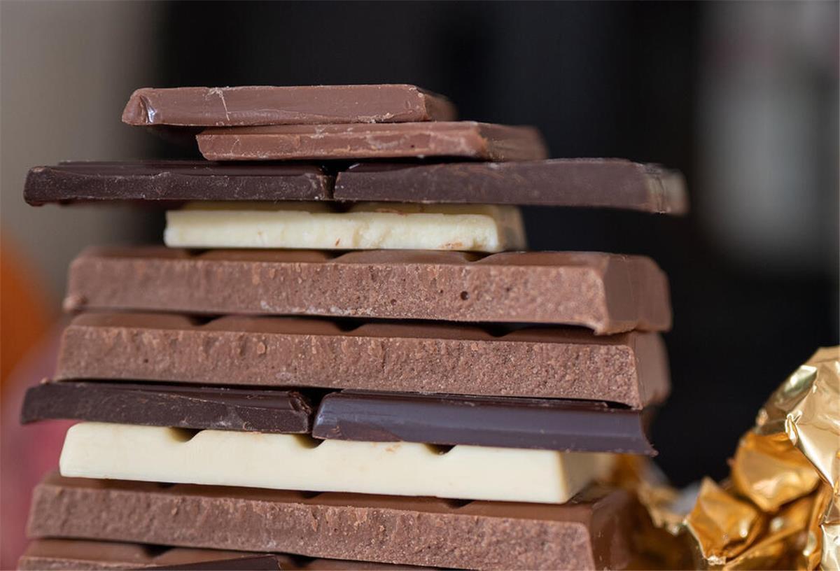 Mogelpackung des Monats: Diese beliebte Schokolade ist jetzt teurer - und kleiner Stücke von Schokolade liegen aufeinander. Die Milka-Scholadentafeln sind jetzt kleiner und teurer. Deshalb wurde die Schokolade zur Mogelpackung des Monats gekürt.