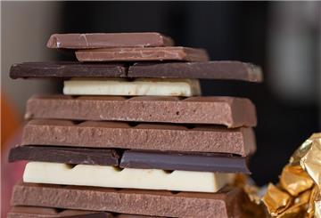 Stücke von Schokolade liegen aufeinander. Die Milka-Scholadentafeln sind jetzt kleiner und teurer. Deshalb wurde die Schokolade zur Mogelpackung des Monats gekürt. 