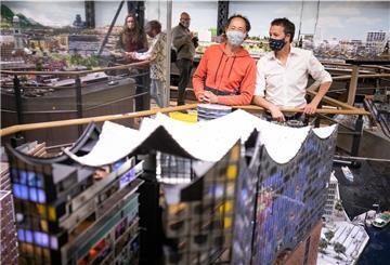  Frederik (r) und Gerrit Braun, Gründer und Geschäftsführer des Miniaturwunderlandes stehen mit Mundschutz in der Anlage hinter dem Model der Elbphilharmonie.