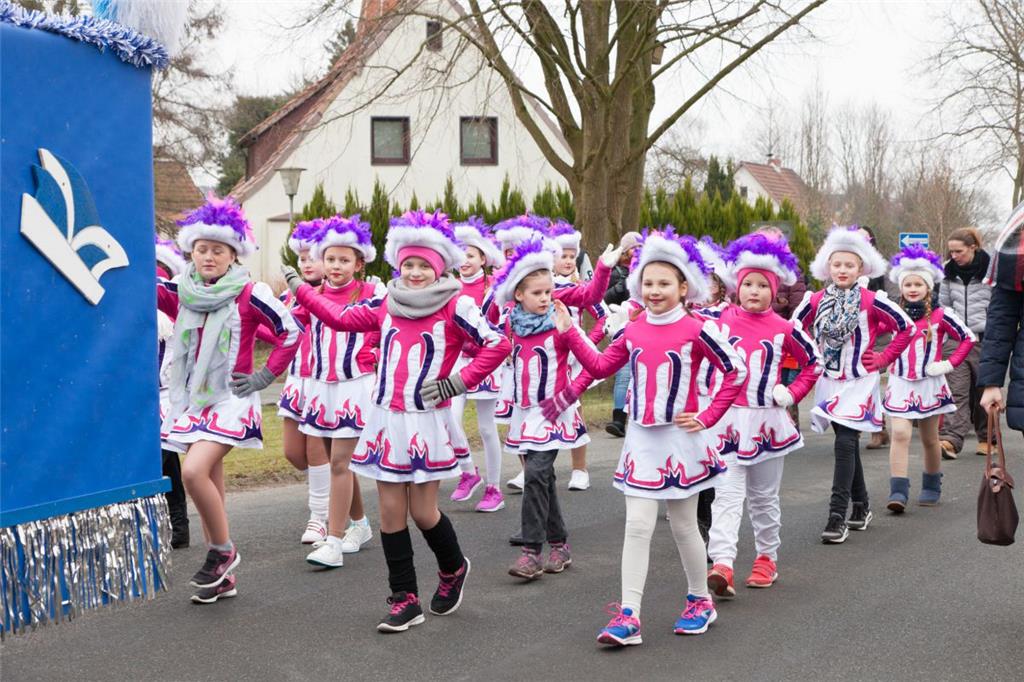 Die Minigarde ist unterwegs. Karneval in Wehdel 2018. Foto: Kai-Martin Ulrich