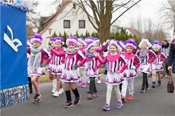 Die Minigarde ist unterwegs. Karneval in Wehdel 2018. Foto: Kai-Martin Ulrich