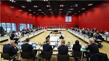 Die Ministerpräsidenten aller 16 Bundesländer haben sich für ein stärkeres Engagement des Bundes bei Investitionen in die Häfen ausgesprochen.