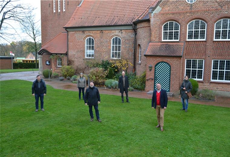 Die Mitarbeitenden der Kirchengemeinde Sittensen freuen sich auf die Andachten auf den Dörfern: Diakon Dieter Wiemann, Diakonin Ursula Eggers, Diakon Jochen Gessner, Pastor Andreas Hannemann, Pastor Sven Kahrs und Kirchenmusikerin Olga Chumikova (von links).