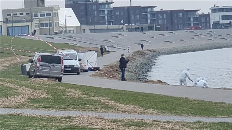 Ekaterina B.: Polizist berichtet von der Bergung des Koffers Die Mitarbeiter des Erkennungsdienstes tragen bei ihrer Arbeit häufig weiße Ganzkörper-Overalls, um selbst keine Spuren zu hinterlassen.