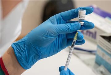 Die Mitarbeiterin eines mobilen Impfteams zieht den Impfstoff von Biontech/Pfizer in eine Spritze auf. Dass man sich trotz Impfung mit dem Coronavirus anstecken kann, ist bekannt. In Zeven erwischte es Geimpfte in einer Pflegeeinrichtung.