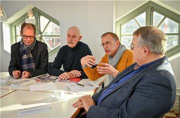 Die Mitglieder der Architektenkammer diskutieren im Maschinenhaus am Alten/Neuen Hafen über das Amt des Baustadtrat (von links): Jürgen Grube, Bernd de Boer, Hans-Joachim Ewert und Werner Kirschstein.