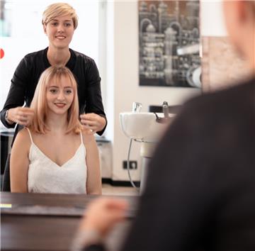 Die Mitglieder der Bremerhavener Friseur-Innung stellen die neuen Trends vor.