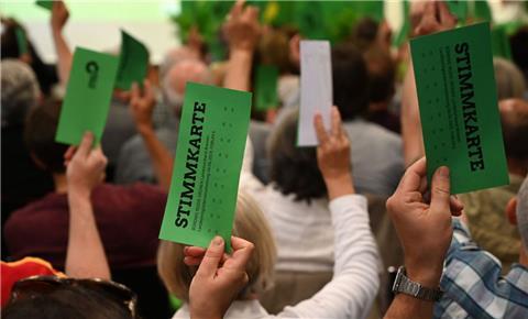 Die Mitglieder der Grünen in Bremen stimmen bei der Landesmitgliederversammlung ab.