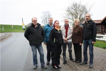 Die Mitglieder der neuen Bürgerinitiative betonen, dass sie niemanden vertreiben wollen. Sie möchten nur, dass sich alle Verkehrsteilnehmer an die Geschwindigkeitsbegrenzungen halten. Von links: Detlef Stahl, Gerd Siebert, Jeannette Lilge, Rolf und Gertrud Ronnenberg sowie Sascha Düver.
