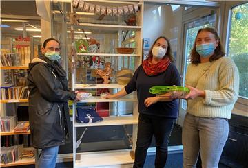 Die Mitglieder vom"Plastikfreien Stammtisch" haben in der Stadtbücherei Nordenham ein Regal aufgestellt, über das Bürger ausrangierte Dinge tauschen können.